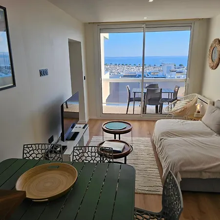 Vue Panoramique Sur Bassin,piscine Et Terrasse Appartement *