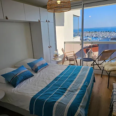 Vue Panoramique Sur Bassin,piscine Et Terrasse *