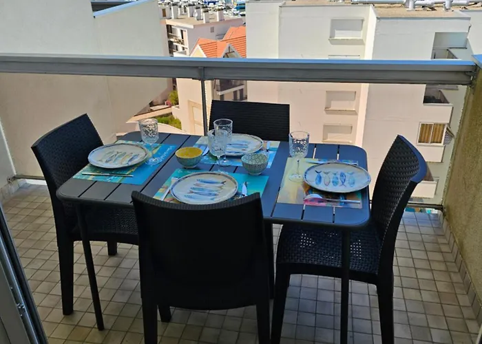 Vue Panoramique Sur Bassin,piscine Et Terrasse