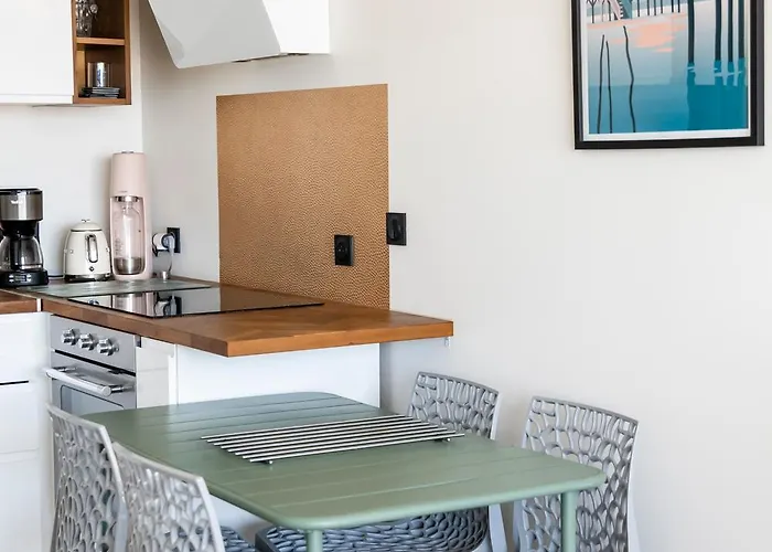 Vue Panoramique Sur Bassin,piscine Et Terrasse *