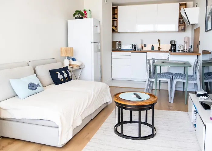 Vue Panoramique Sur Bassin,piscine Et Terrasse *