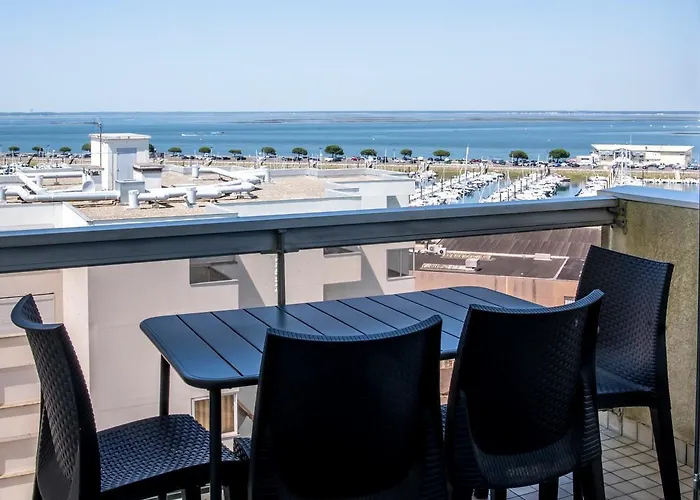 Vue Panoramique Sur Bassin,piscine Et Terrasse *