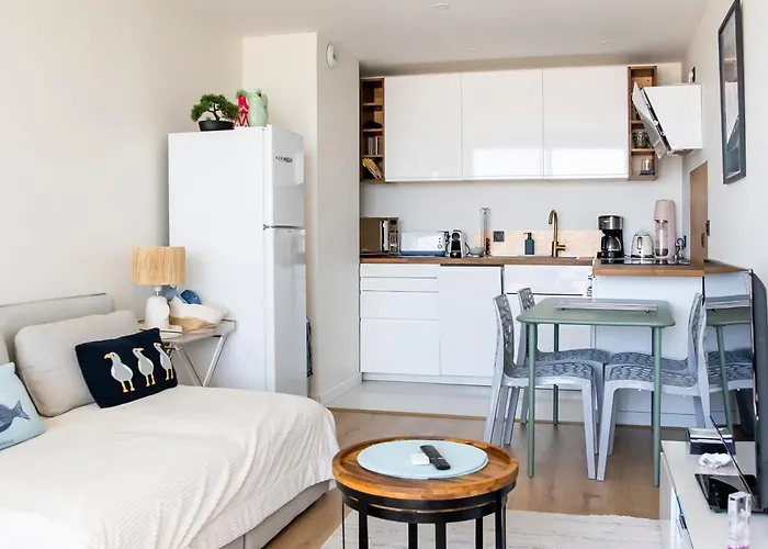 Vue Panoramique Sur Bassin,piscine Et Terrasse *