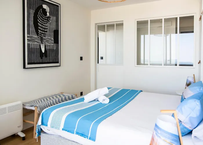 Vue Panoramique Sur Bassin,piscine Et Terrasse *